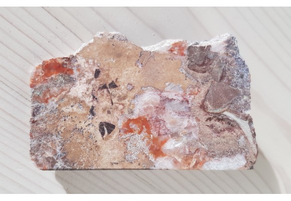 Żyłki chalcedonowo-kwarcowo-węglanowe w ryolicie z Ogorzelca