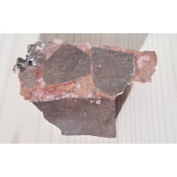 Żyłki chalcedonowo-kwarcowo-węglanowe w ryolicie z Ogorzelca