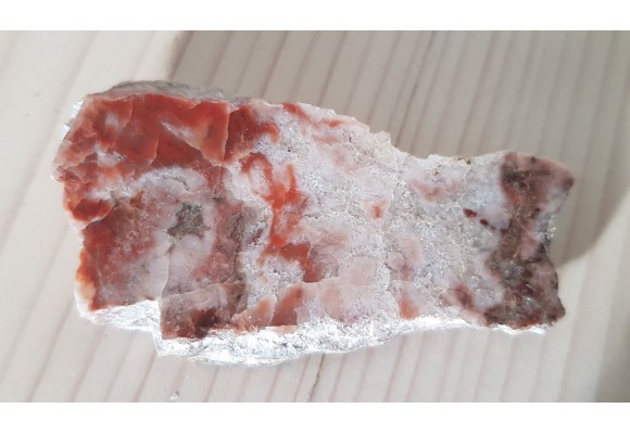 Żyłki chalcedonowo-kwarcowo-węglanowe w ryolicie z Ogorzelca