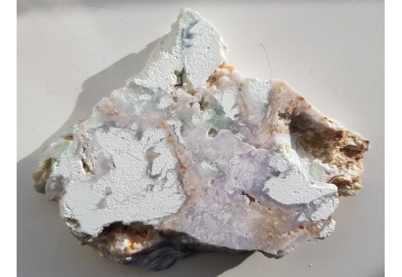 Fioletowy chalcedon z kopalni magnezytu w Wirach k. Sobótki