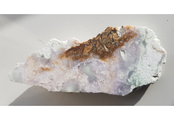 Fioletowy chalcedon z kopalni magnezytu w Wirach k. Sobótki