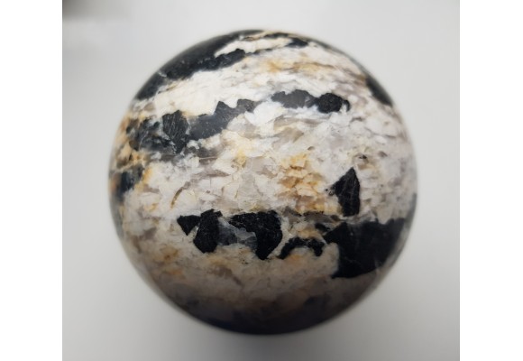 Piękna kula z pegmatytu sowiogórskiego z turmalinami