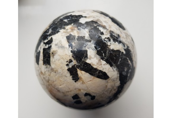 Piękna kula z pegmatytu sowiogórskiego z turmalinami