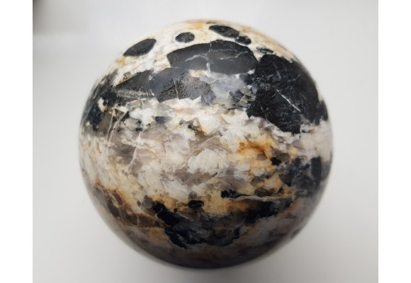 Piękna kula z pegmatytu sowiogórskiego z turmalinami