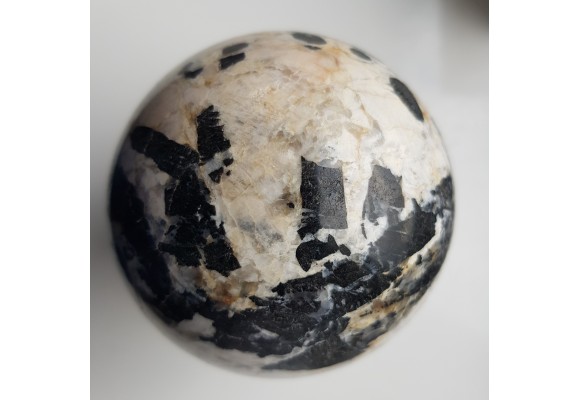 Piękna kula z pegmatytu sowiogórskiego z turmalinami