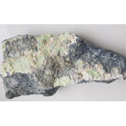 Minerały z grupy serpentynu w postaci owalnych skupień z Nasławic