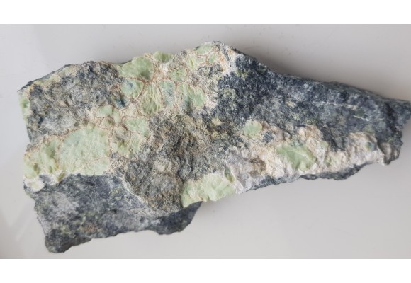 Minerały z grupy serpentynu w postaci owalnych skupień z Nasławic