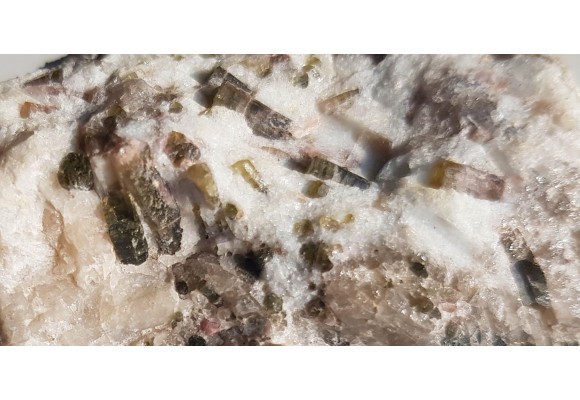 Barwne elbaity z Piławy Grn. w pegmatycie