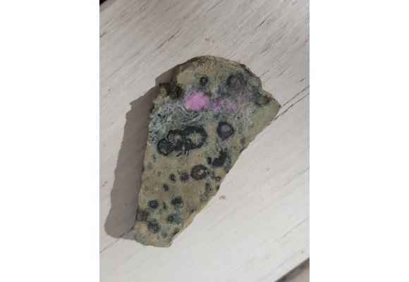 Duży rubin w eklogicie z Bystrzycy Grn.