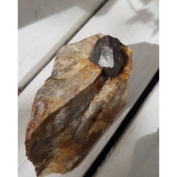 Duży, idealnie wykształcony granat w kwarcu z Gór Sowich