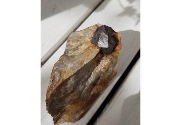 Duży, idealnie wykształcony granat w kwarcu z Gór Sowich