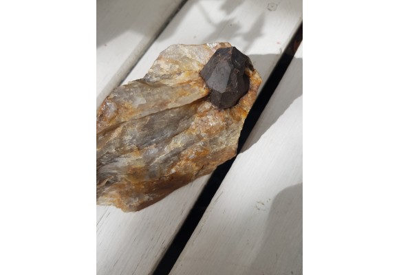 Duży, idealnie wykształcony granat w kwarcu z Gór Sowich