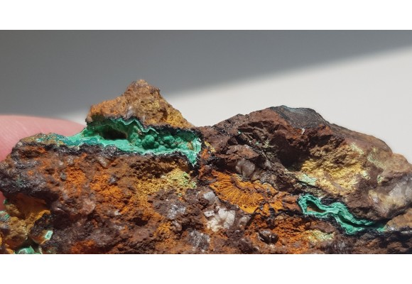 Malachit w żelaziaku brunatnym z Gór Kaczawskich