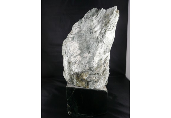 Statueta wykorzystująca naturalne kształty kamienia