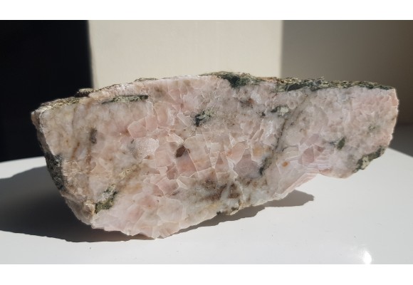 Żyła różowego kalcytu z gabra ze Słupca