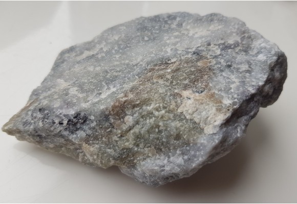 Spinele w marmurze z Łażan k. Żarowa