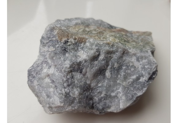 Spinele w marmurze z Łażan k. Żarowa