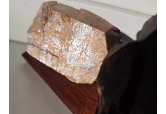 Dwa minerały z jednej lokalizacji - kamień księżycowy i kwarc dymny