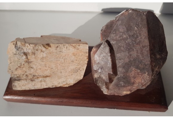 Dwa minerały z jednej lokalizacji - kamień księżycowy i kwarc dymny