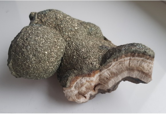 Okaz barytu pokrytego markasytem z LGOM