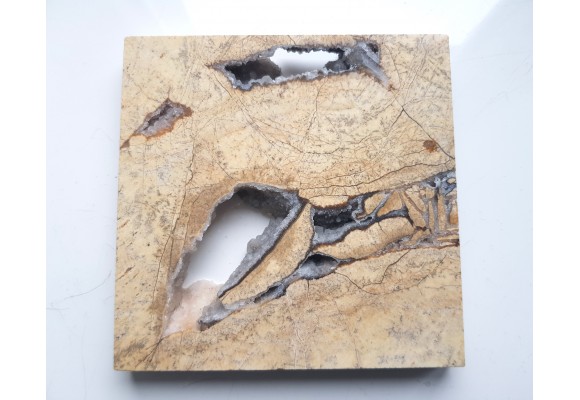 Ozdobny dolomit z kawerną ze Sławniowic