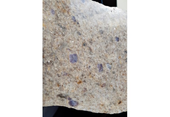 Płyta wyjątkowego gnejsu z fioletowymi blastami kwarcu