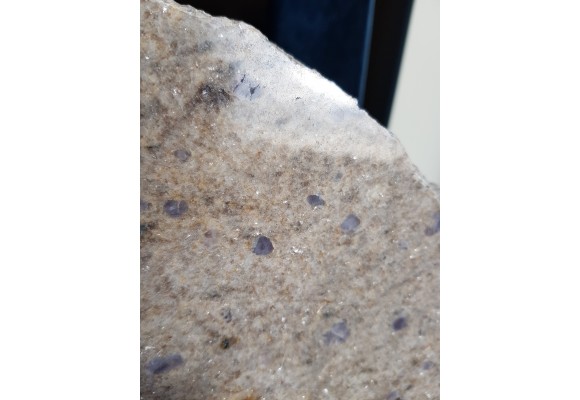 Płyta wyjątkowego gnejsu z fioletowymi blastami kwarcu