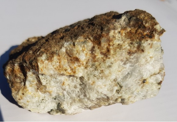 Allanit w pegmatycie z Koźmic, Wzg. Strach