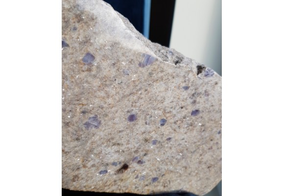 Płyta wyjątkowego gnejsu z fioletowymi blastami kwarcu