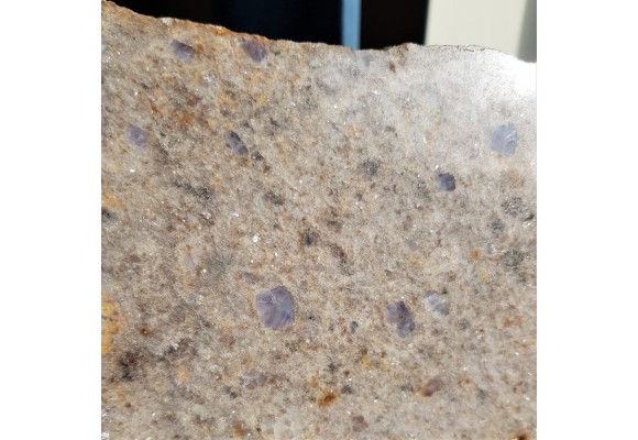 Płyta wyjątkowego gnejsu z fioletowymi blastami kwarcu