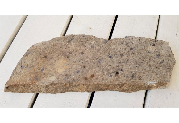 Płyta wyjątkowego gnejsu z fioletowymi blastami kwarcu