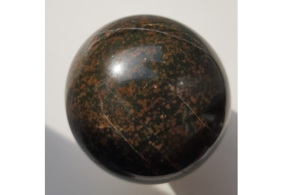 Kula z wyjątkowej skały - adinolu z okolic Wałbrzycha