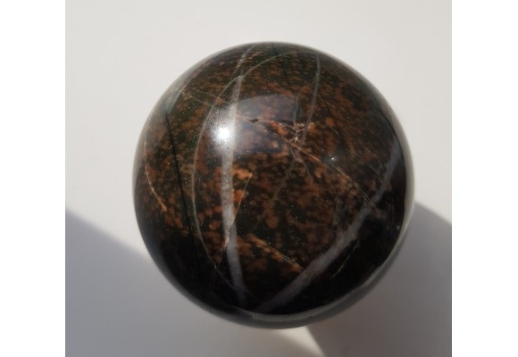 Kula z wyjątkowej skały - adinolu z okolic Wałbrzycha