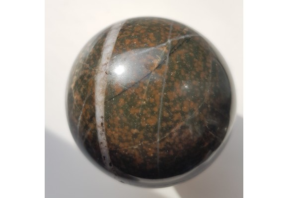 Kula z wyjątkowej skały - adinolu z okolic Wałbrzycha