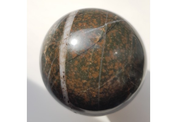 Kula z wyjątkowej skały - adinolu z okolic Wałbrzycha