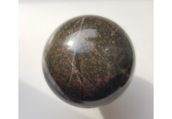 Kula z wyjątkowej skały - adinolu z okolic Wałbrzycha