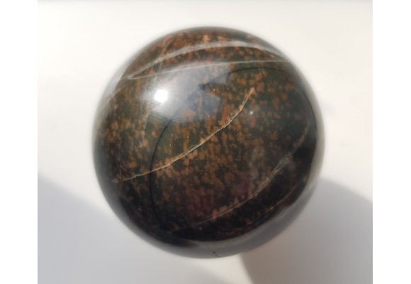 Kula z wyjątkowej skały - adinolu z okolic Wałbrzycha