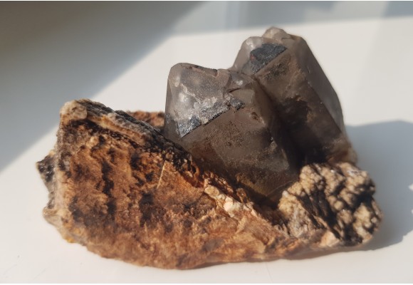 Kwarce dymne na skaleniu z Cieplic k. Jeleniej Góry