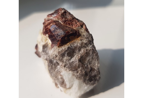 Duży, pięknie wykształcony granat w pegmatycie z Piławy Grn.