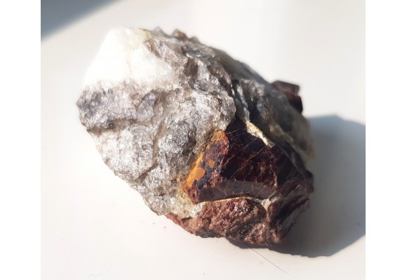 Duży, pięknie wykształcony granat w pegmatycie z Piławy Grn.