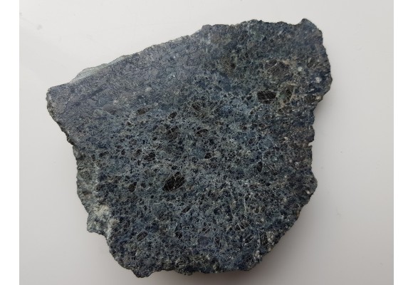 Wyraźnie niebieski okaz zmetamorfizowanego diabazu z Gór Kaczawskich