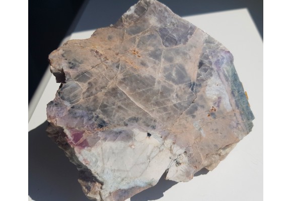 Polerowany okaz spodumenu i elbaitu w pegmatycie z Piławy Grn.