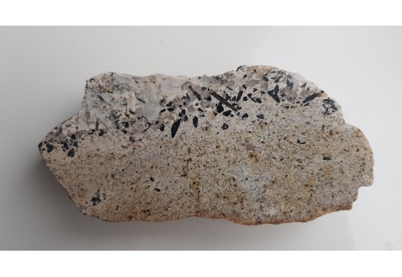 Polerowany okaz aplitu z góry Lisiec k. Strzegomia