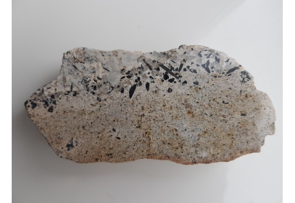 Polerowany okaz aplitu z góry Lisiec k. Strzegomia