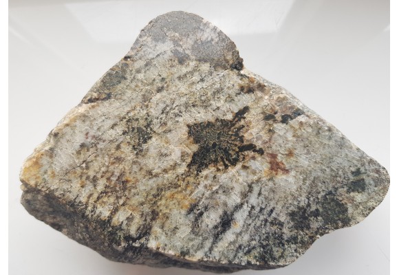 Przerosty pismowe kwarcu i kordierytu z Gór Sowich