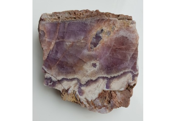 Intensywnie zabarwiony kwarc ametystowy w żyle