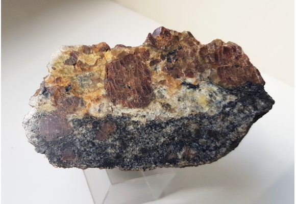 Granat z masywu Strzelina