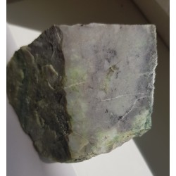 Fioletowo-zielony rodingit z Nasławic