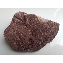 Okaz ryolitu z Gór Kaczawskich z iryzującymi skaleniami