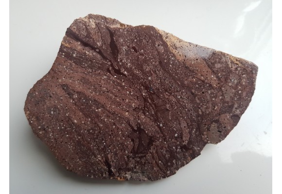 Okaz ryolitu z Gór Kaczawskich z iryzującymi skaleniami